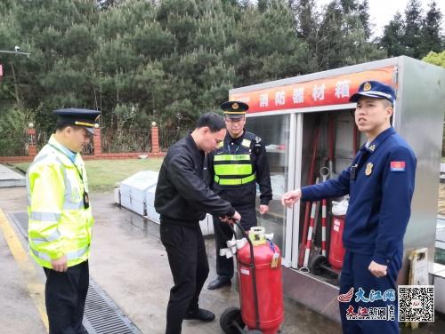 省交通運(yùn)輸執(zhí)法局六支隊(duì)聯(lián)合崇仁縣消防救援大隊(duì)開(kāi)展服務(wù)區(qū)消防安全專(zhuān)項(xiàng)檢查 圖